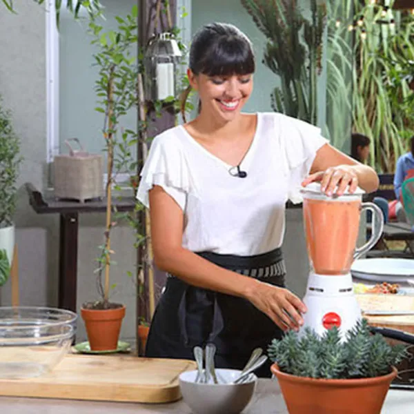 Felicitas Pizarro en la cocina utilizando una licuadora