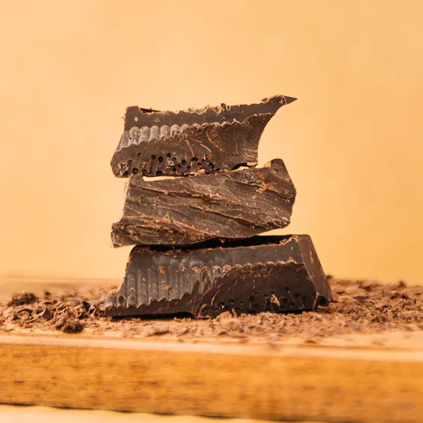 Pedazos de chocolate sobre una tabla de madera