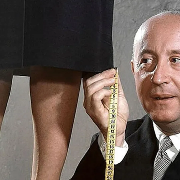 Christian Dior midiendo la falda a una mujer