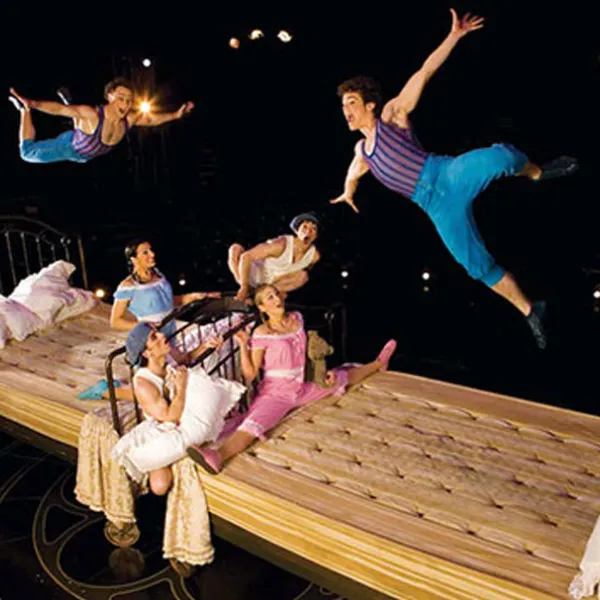 Acróbatas del Cirque du Soleil suspendidos en el aire, en la obra "Corteo"