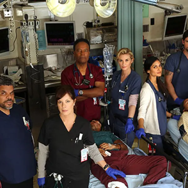 Elenco de la serie Código Negro, en el quirófano
