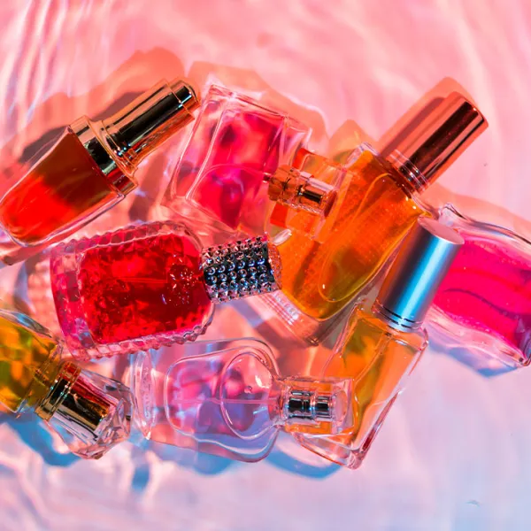 Colección de botellas de perfumes pequeños - Freepik