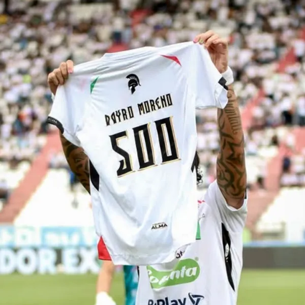 Dayro Moreno exhibiendo su camiseta del partido número 500