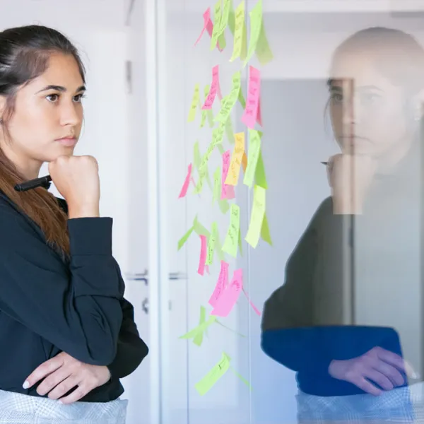 Mujer joven pensativa