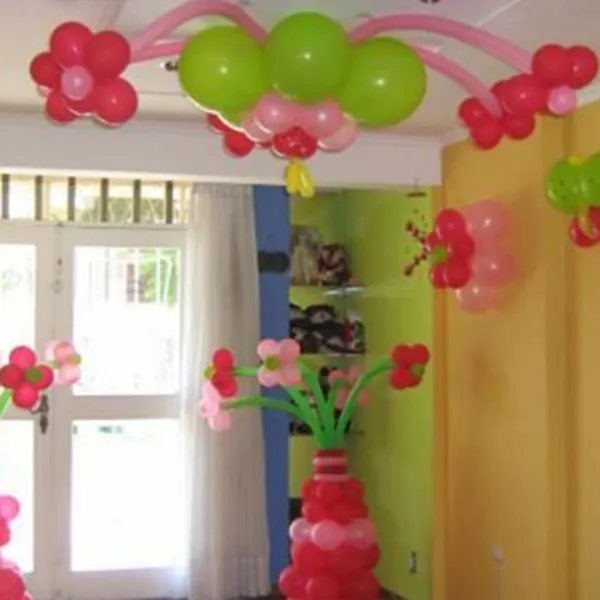 Arreglo decorativo con globos rosados y verdes