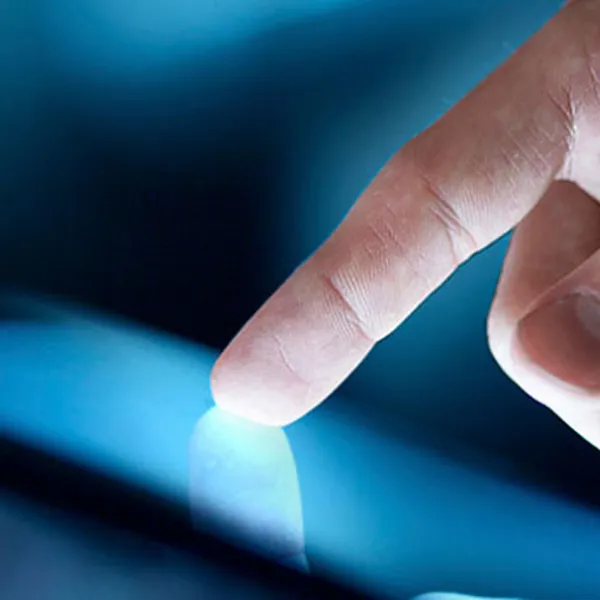 Dedo índice sobre pantalla táctil de dispositivo digital