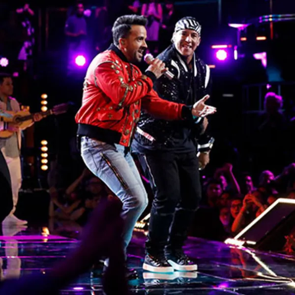 Luis Fonsi y Daddy Yankee cantando "Despacito" en la final de The Voice 2017
