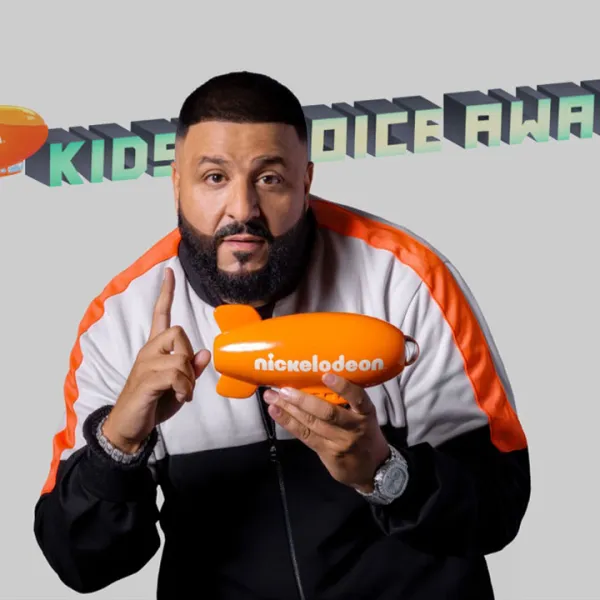 DJ Khaled sosteniendo el Nickelodeon Kids’ Choice Awards
