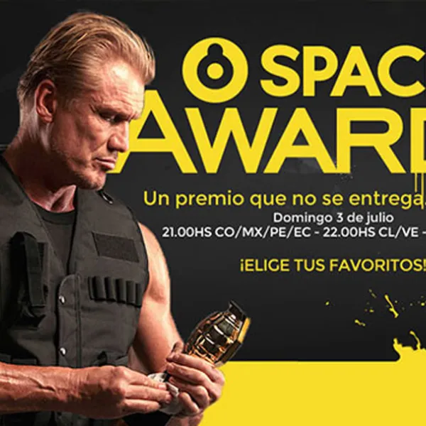 Dolph Lundgren vestido de militar, sosteniendo una granada, para los SPACE Awards 2016