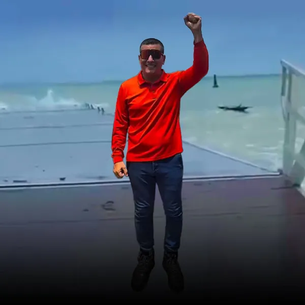 Dumek Turbay en el Embarcadero de Playa Blanca destruído por el oleaje del frente frío en Cartagena