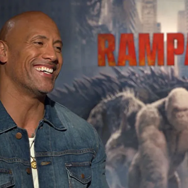 Dwayne Johnson “La Roca” sonriendo promocionando película Rampage