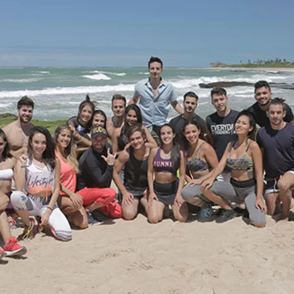Elenco de "Are you the One? El Match Perfecto" en la orilla de la playa