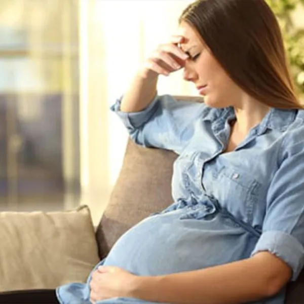 Mujer embarazada preocupada