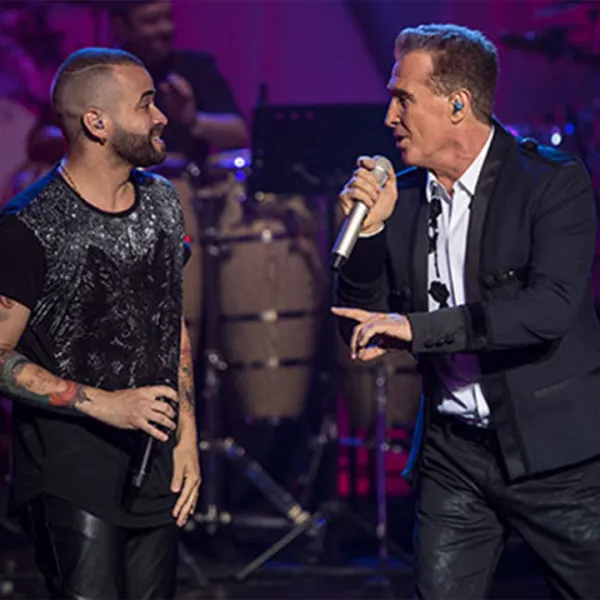 Nacho y Emmanuel cantando a dúo en el Emmanuel: MTV Unplugged