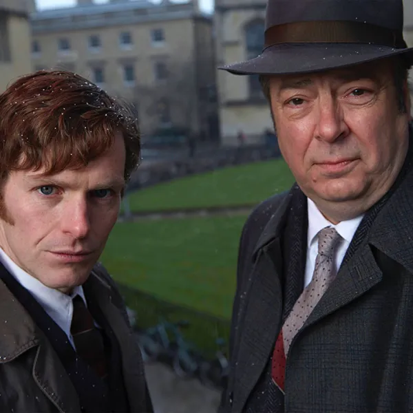 Shaun Evans y Roger Allam en la serie Endeavour, el joven Morse