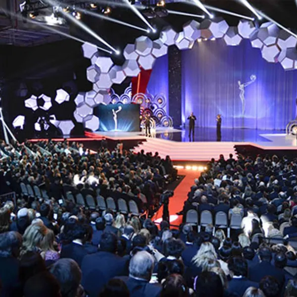 Público sentado frente al escenario de los Premios Platino