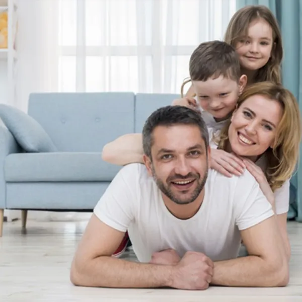 Familia Feliz en el Hogar