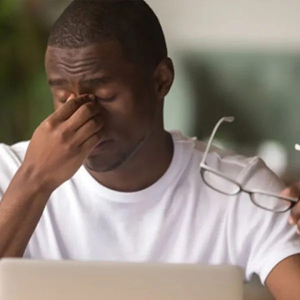 Hombre con fatiga visual - Teletrabajo