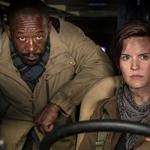 Maggie Grace conduciendo una camioneta junto a Lennie James en Fear The Walking Dead