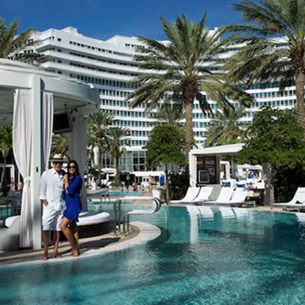 Pareja en la piscina del Hotel Fontainebleau Miami Beach