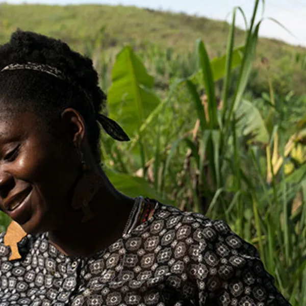 Francia Márquez sonriendo en un campo verde