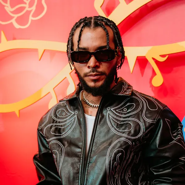 Gangsta en la alfombra roja de los Premios Nuestra Tierra 2025