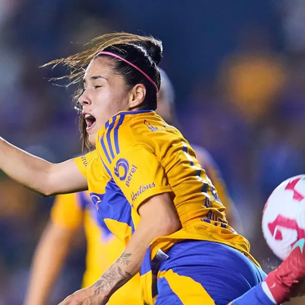 Jacqueline "La Maga" Ovalle anotando un golazo en la Liga MX Femenil