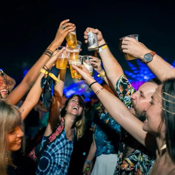 Grupo de amigos disfrutan la vida nocturna en Medellín