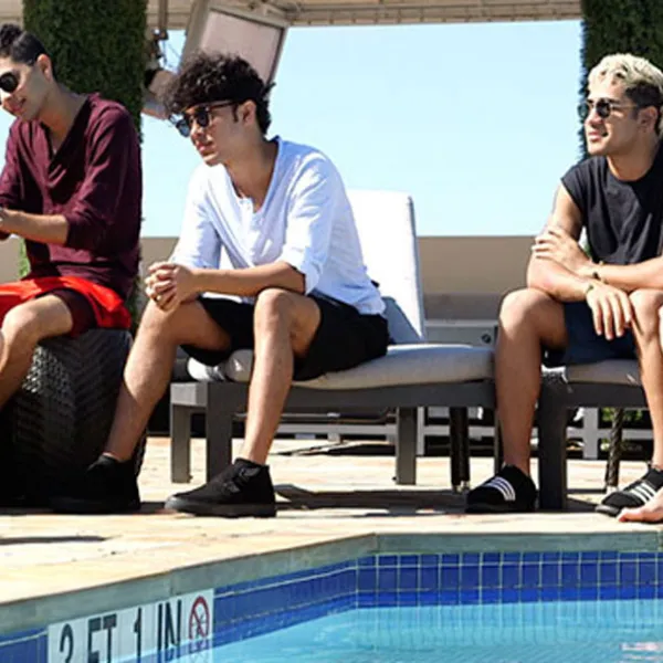 Integrantes de la agrupación CNCO en entrevista para Canal Sony en la orilla de una piscina