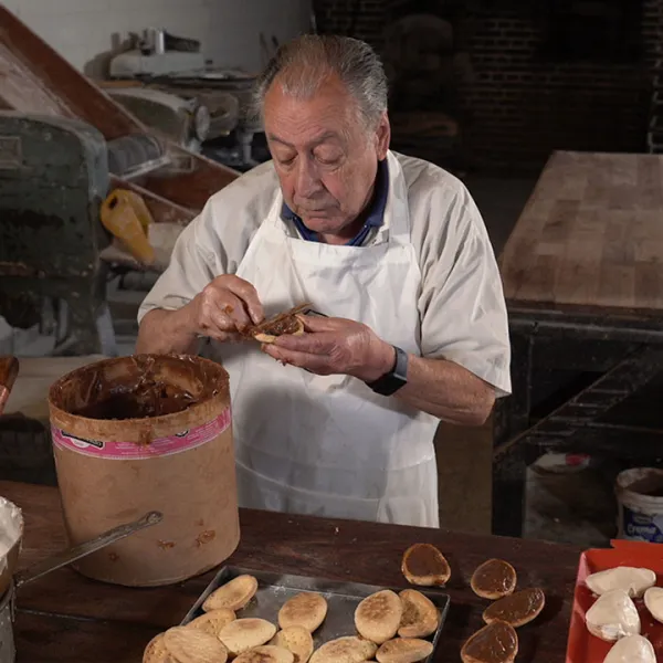 Cocinero haciendo postres