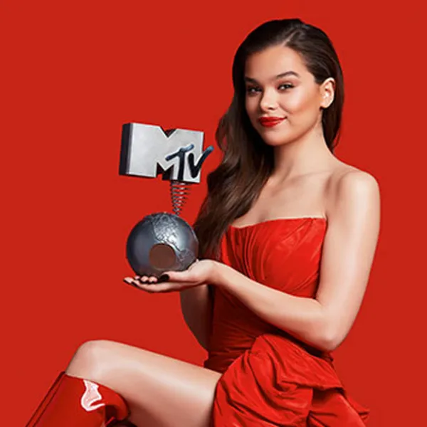 Hailee Steinfield sosteniendo el MTV EMA