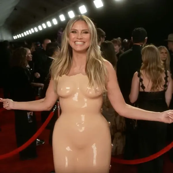 Heidi Klum vestido desnuda en la alfombra roja de los GRAMMY 2026