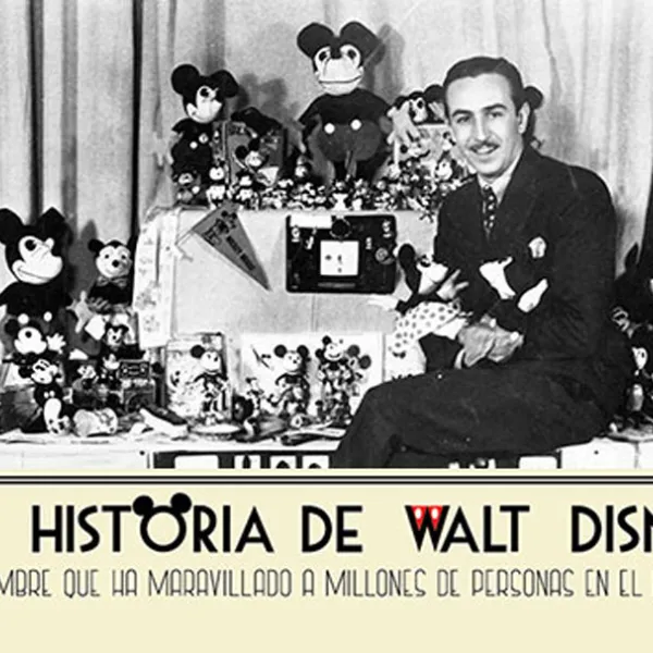 Walt Disney rodeado de muchos muñecos de Mickey Mouse