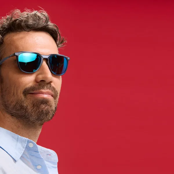 Hombre con lentes oscuros