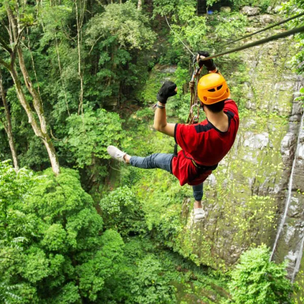 Hombre lanzandose en tirolesa
