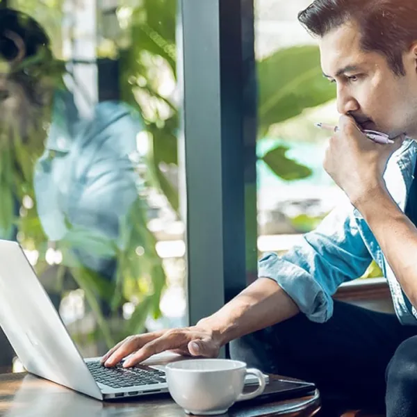 Hombre usando computador portátil