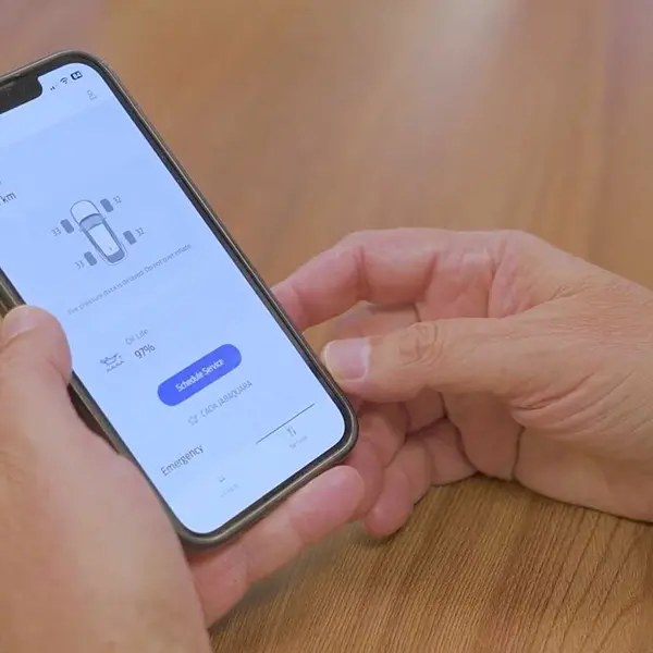 Hombre utilizando la app de Ford y Stefanini, "Agenda Ford" en su móvil