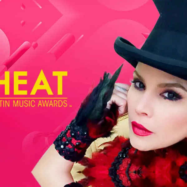Olga Tañón con sombrero de copa
