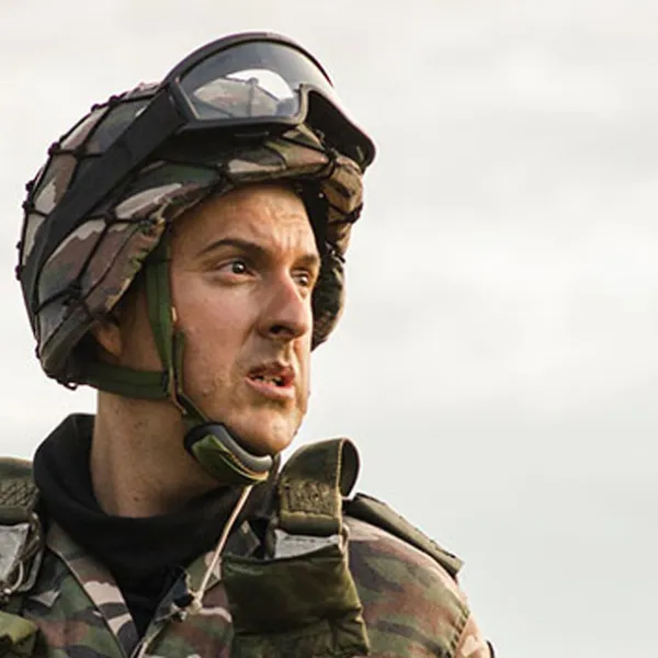 Andrés Parra como Hugo Chávez vestido de militar en la serie "Hugo Chávez, El Comandante"