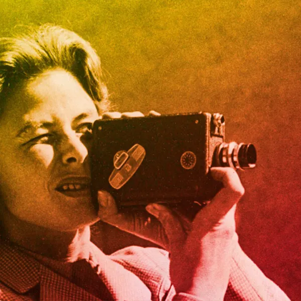Ingrid Bergman sosteniendo una cámara de video