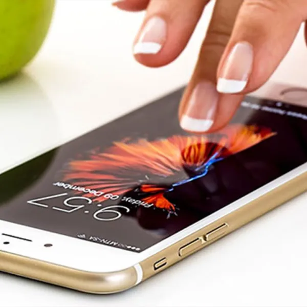 Mano de mujer manipulando un iPhone