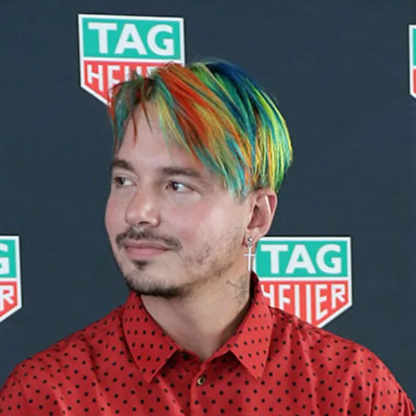 J Balvin con el pelo multicolor, en rueda de prensa de TAG Heuer