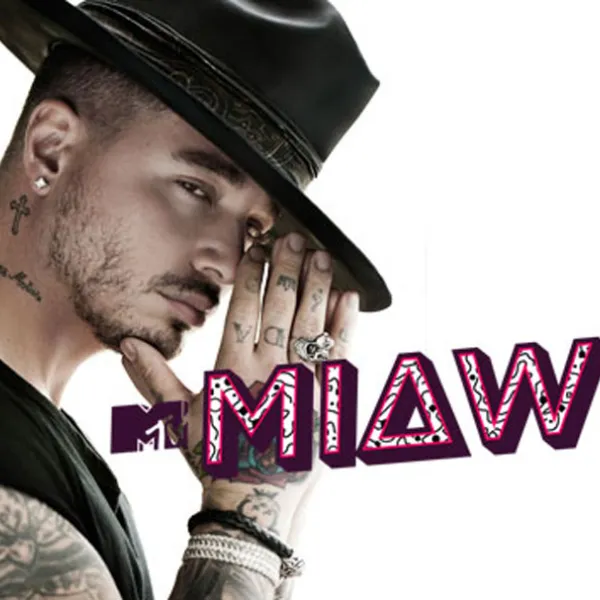 J Balvin con sombrero negro y las manos juntas en señal de oración