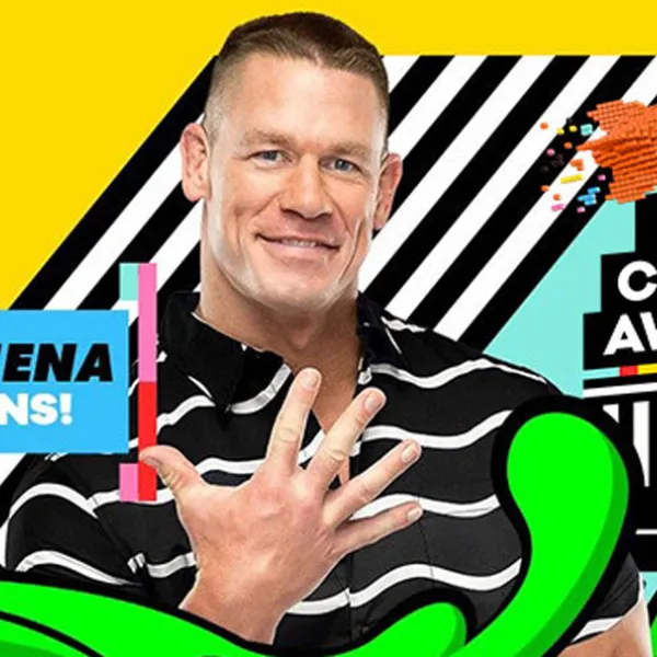 John Cena con camiseta negra con líneas blancas