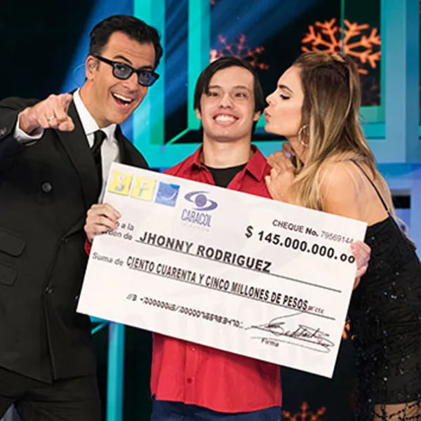 Johnny Rodríguez, ganador de Sábados Felices 2017 celebrando su triunfo junto a Humberto Rodríguez "El Gato" y Vaneza Peláez