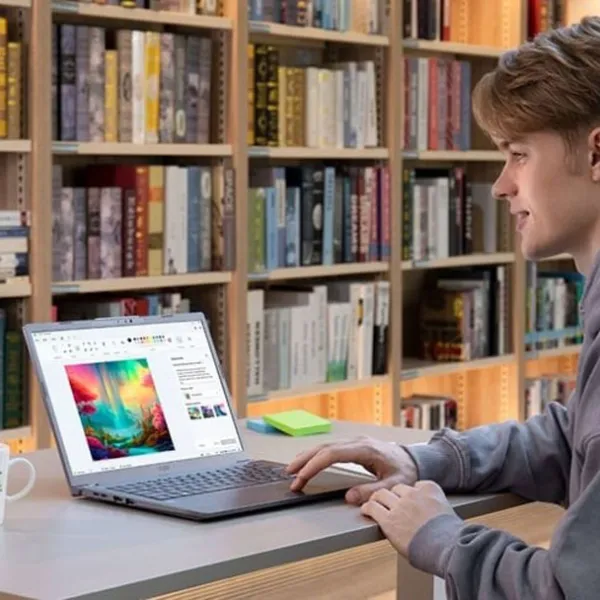 Joven utilizando un computador portátil en una biblioteca