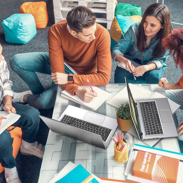 Grupo de jóvenes estudiando con sus laptops