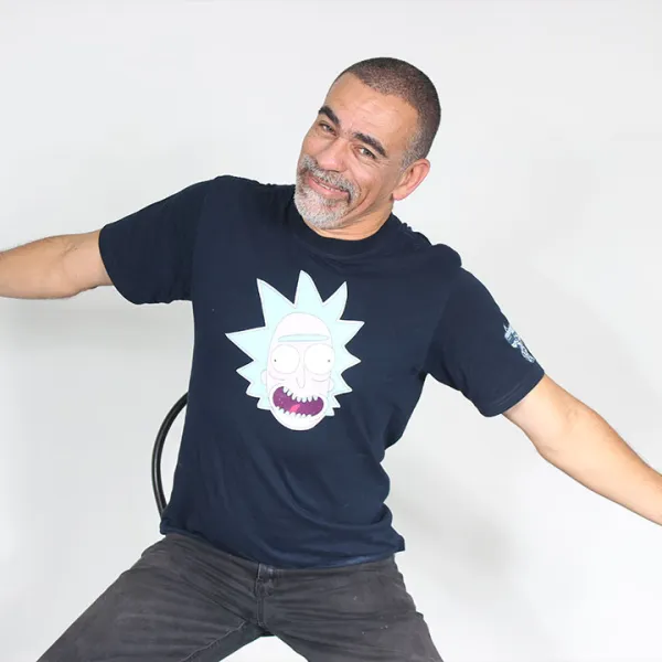 Juan Guzmán con camiseta de Rick Sánchez de Rick & Morty