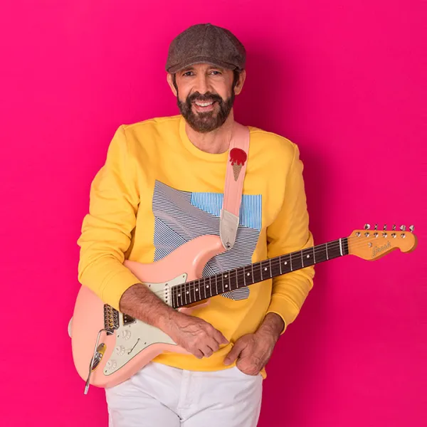 Foto de Juan Luís Guerra con una guitarra