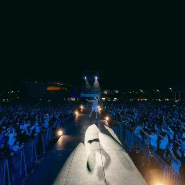 Kapo en tarima rodeado del público de Campeche - México